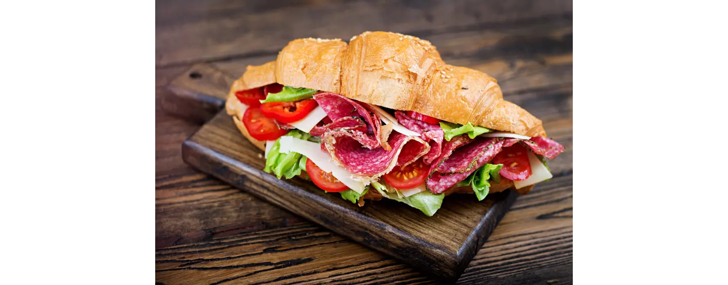 Sandviș cald cu salam crud-uscat și cașcaval