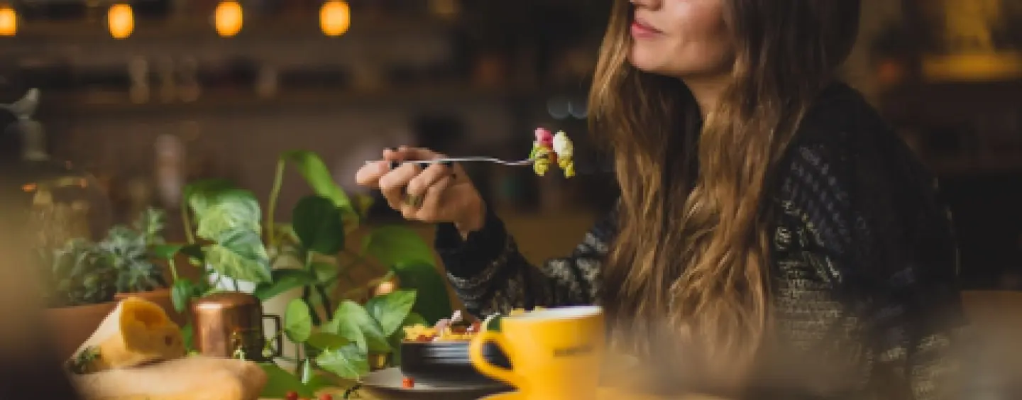 Gusturi mediteraneene: salată cu mozzarella și roșii proaspete