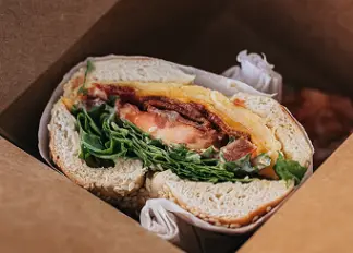 Sandviș cald cu salam crud-uscat și cașcaval